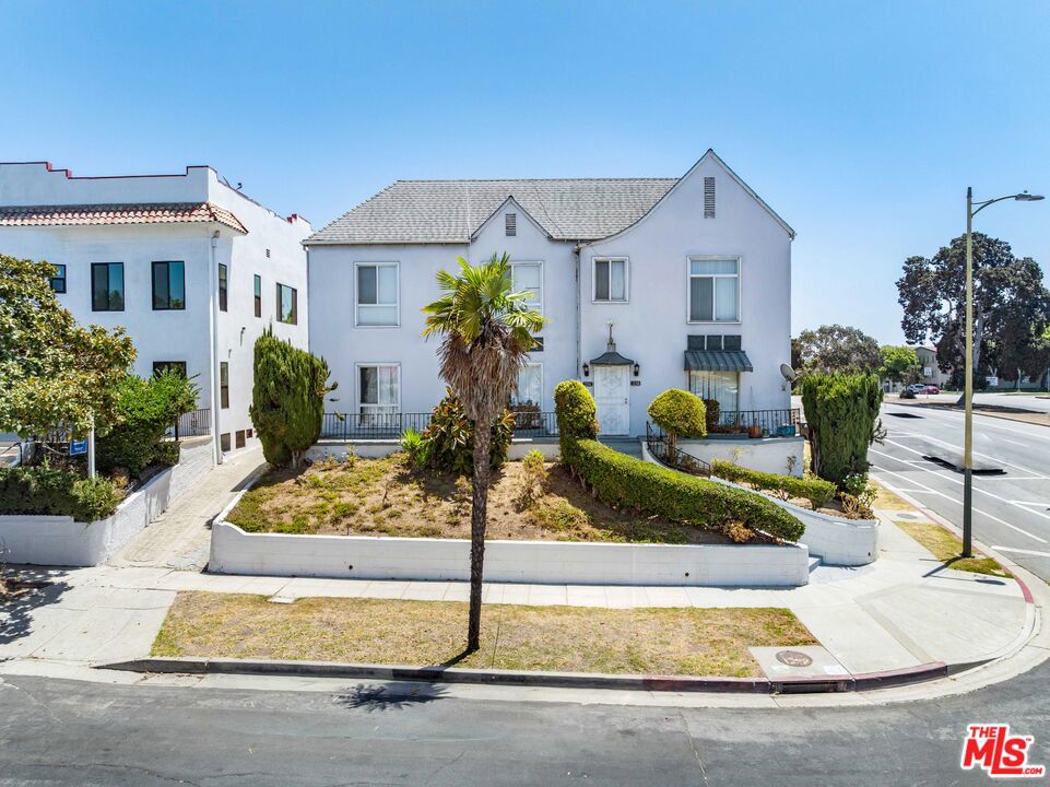 493 San Vicente Boulevard Property Photo 3