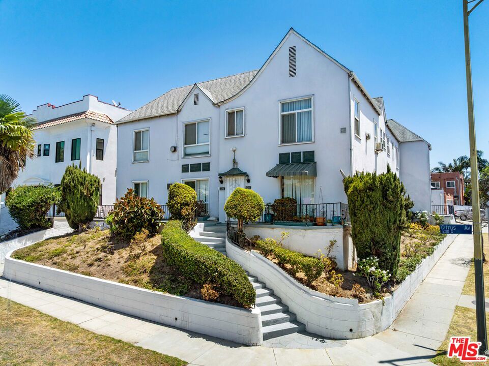 493 San Vicente Boulevard Property Photo 6