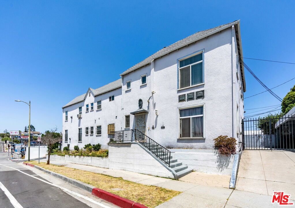 493 San Vicente Boulevard Property Photo 9