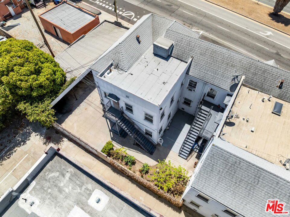 493 San Vicente Boulevard Property Photo 10