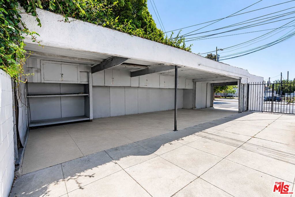 493 San Vicente Boulevard Property Photo 12