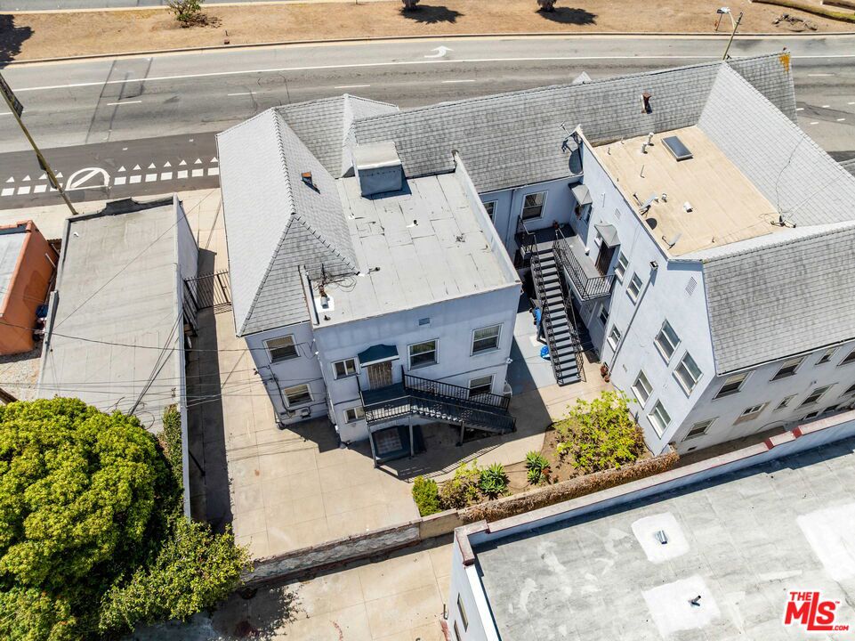 493 San Vicente Boulevard Property Photo 13