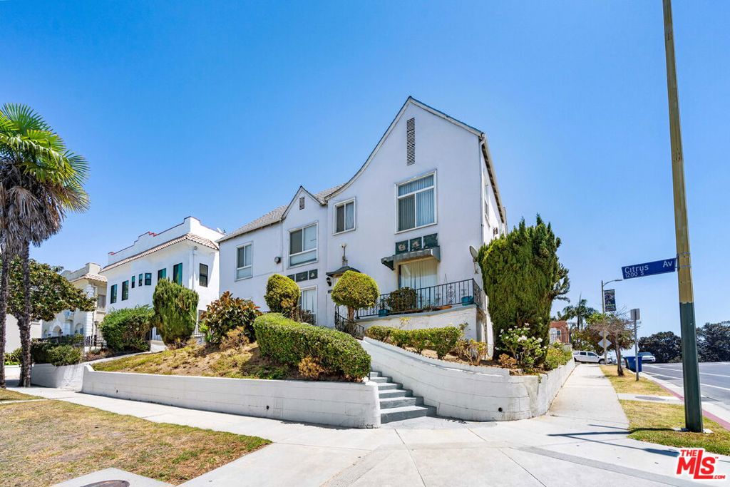 493 San Vicente Boulevard Property Photo 14