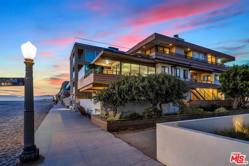 5317 Ocean Front Walk Property Photo