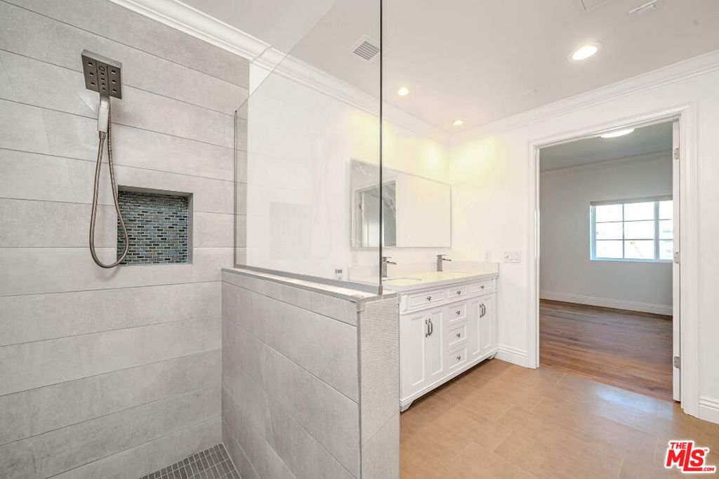 944 S Serrano Avenue 301 Property Photo 17