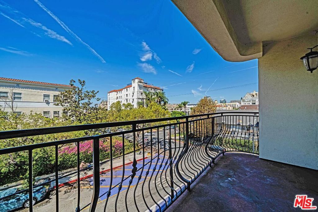 944 S Serrano Avenue 301 Property Photo 25