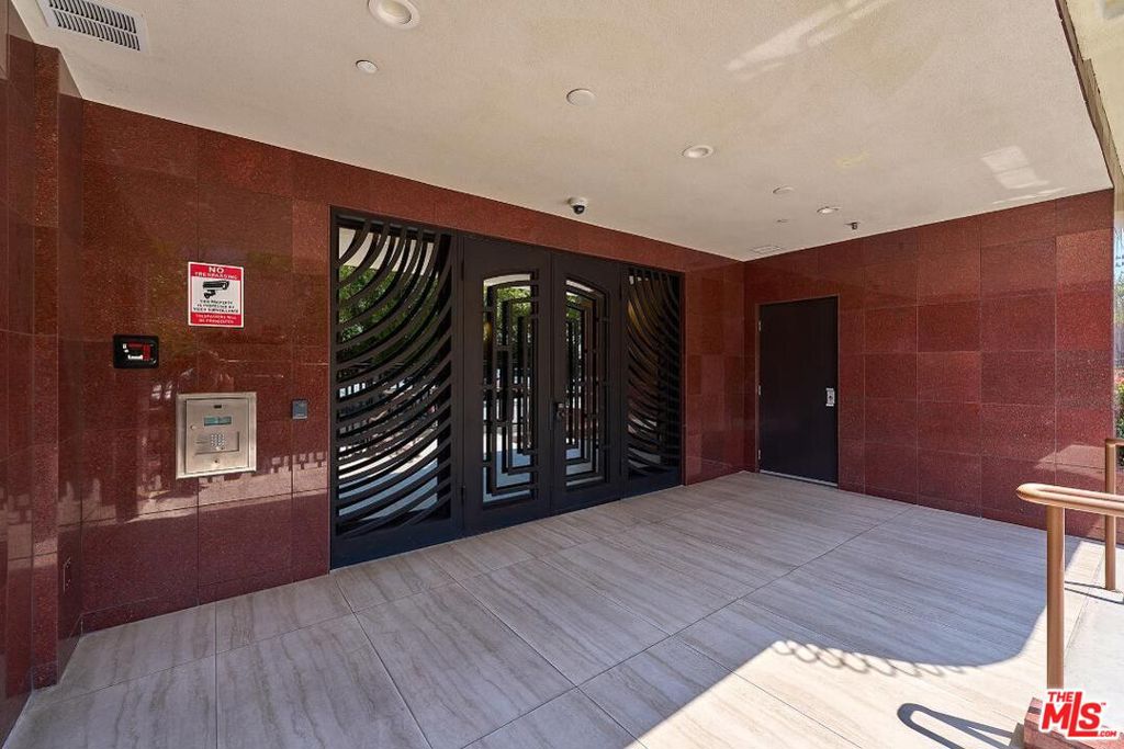 944 S Serrano Avenue 301 Property Photo 27