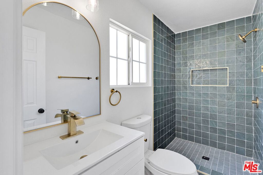 422 W 34th Street Property Photo 19