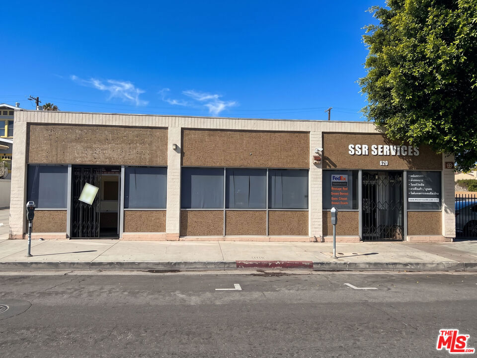 622 N Larchmont Boulevard Property Photo 1