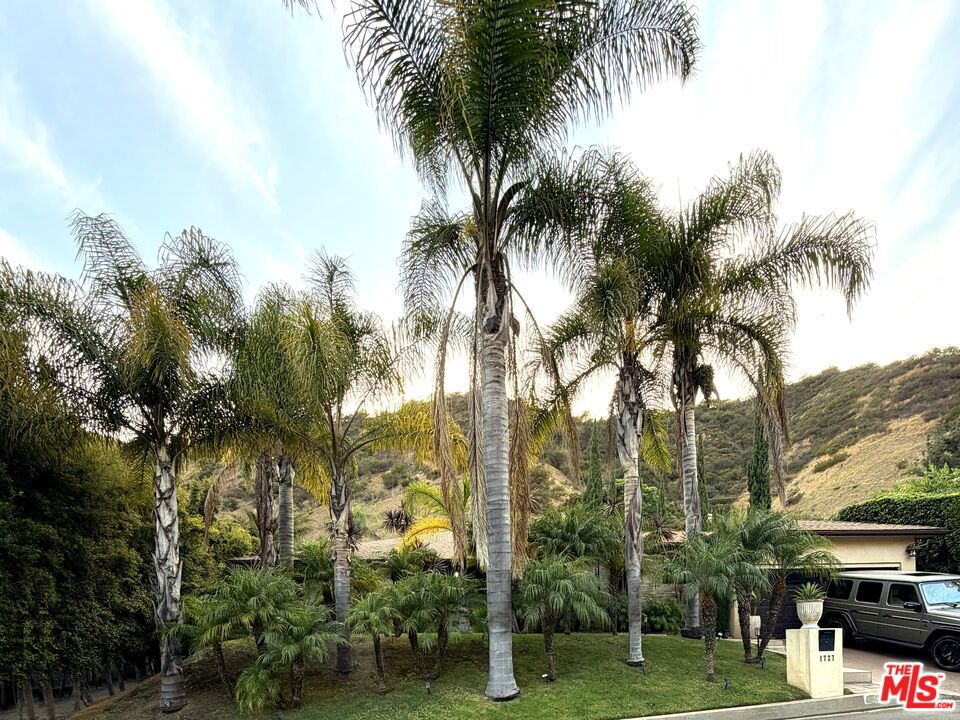 1727 San Ysidro Drive Property Photo 1