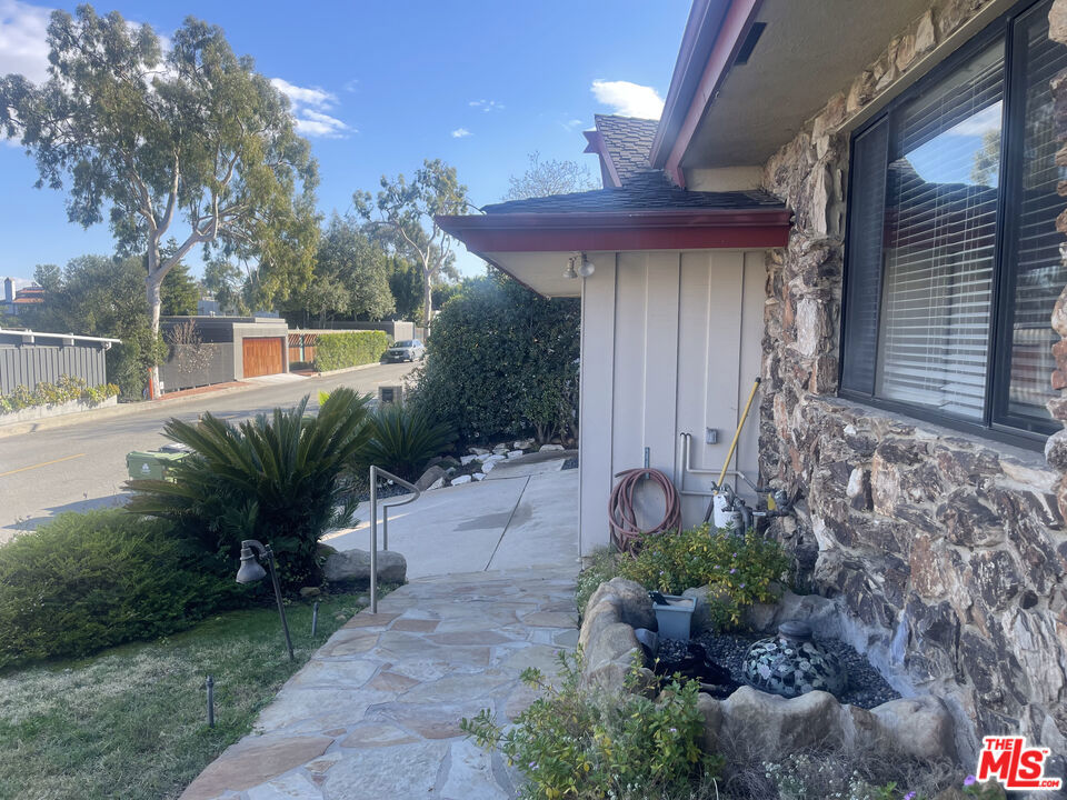 2027 Westridge Road Property Photo 4