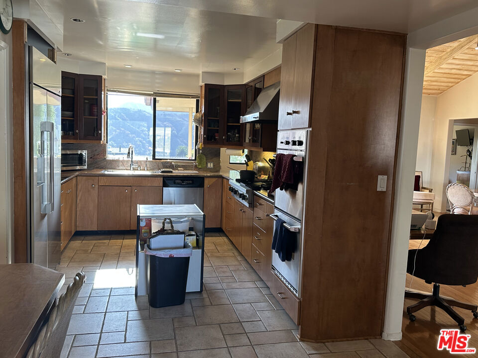 2027 Westridge Road Property Photo 12