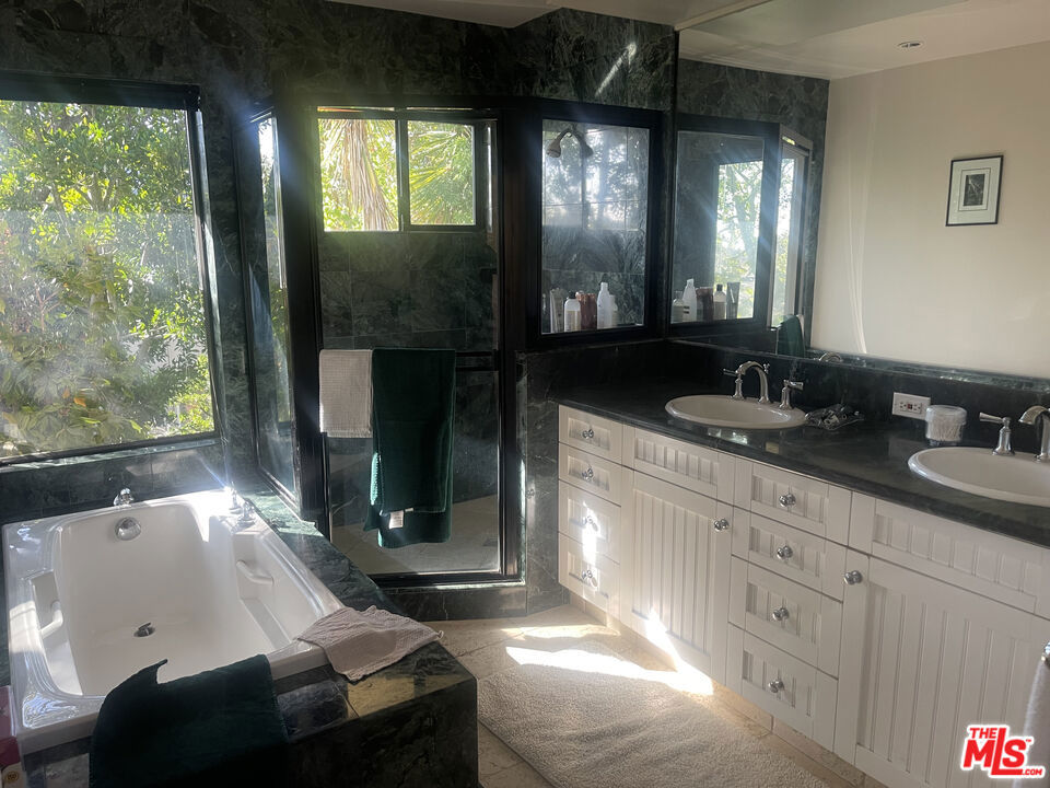 2027 Westridge Road Property Photo 17