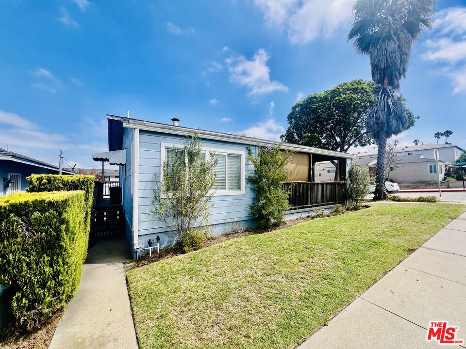 627 E Grand Avenue Property Photo 1