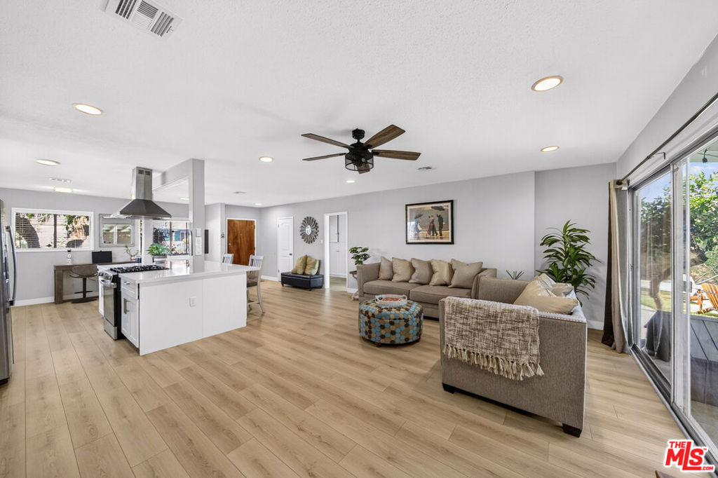 11820 Rose Hedge Drive Property Photo 8
