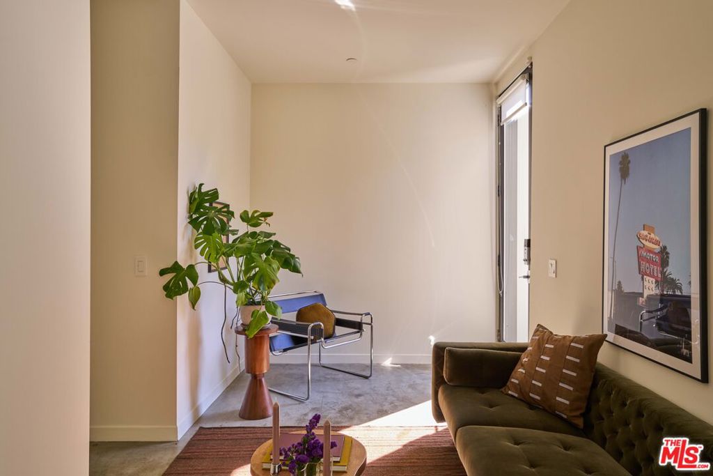 304 N Mountain View Avenue Property Photo 4