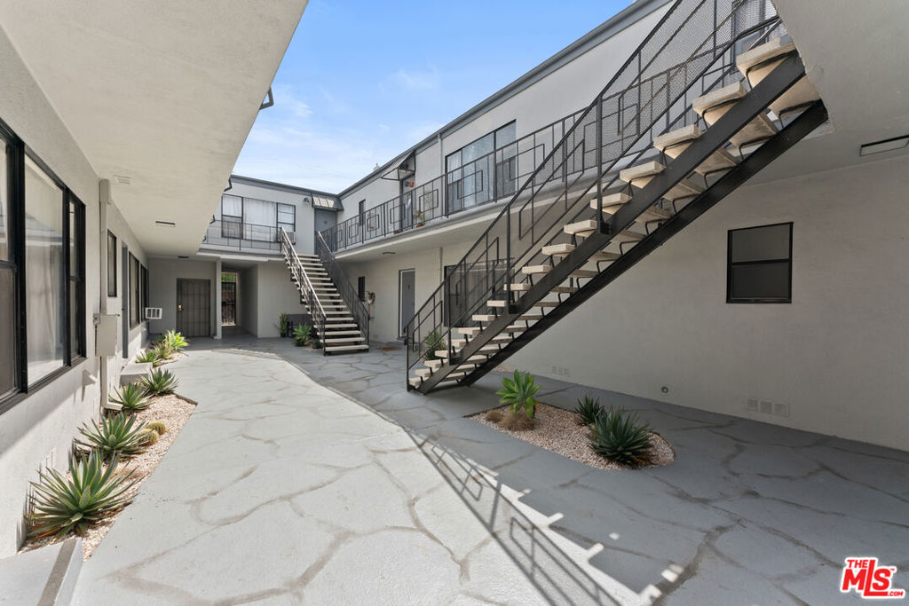 5810 San Vicente Boulevard Property Photo 4