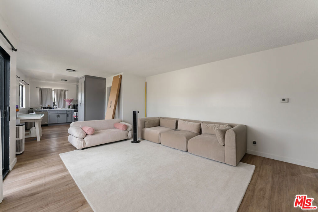 5810 San Vicente Boulevard Property Photo 7