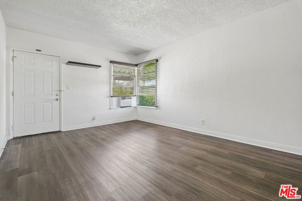 11335 Califa Street Property Photo 4