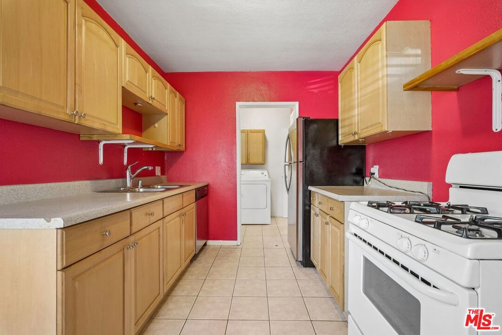 11335 Califa Street Property Photo 7