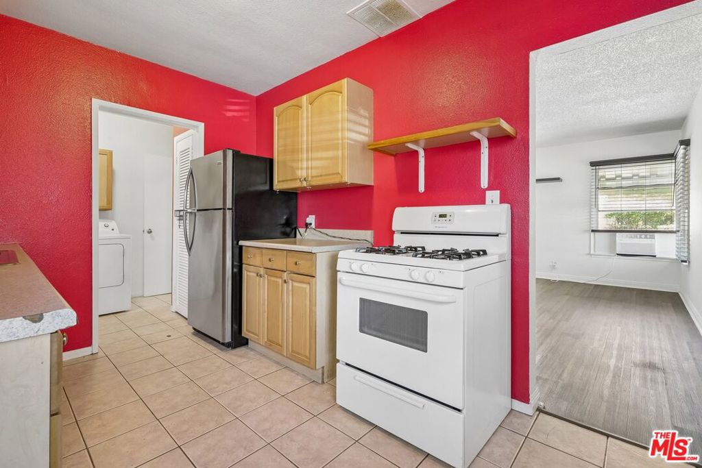 11335 Califa Street Property Photo 9
