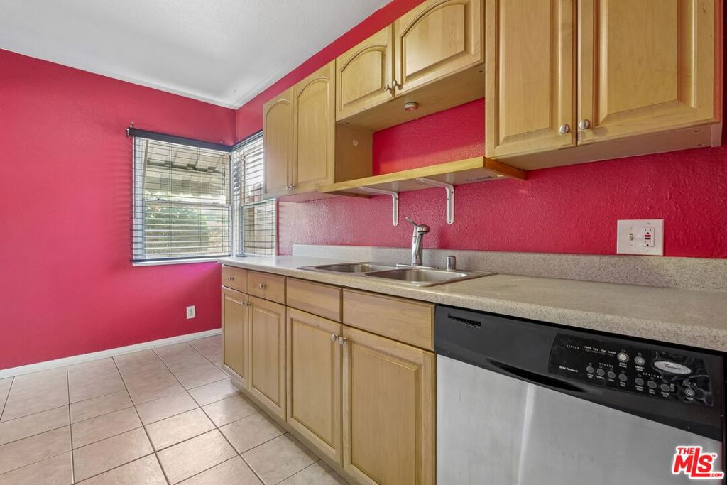 11335 Califa Street Property Photo 10