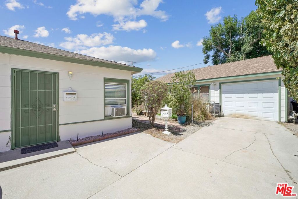 11335 Califa Street Property Photo 17