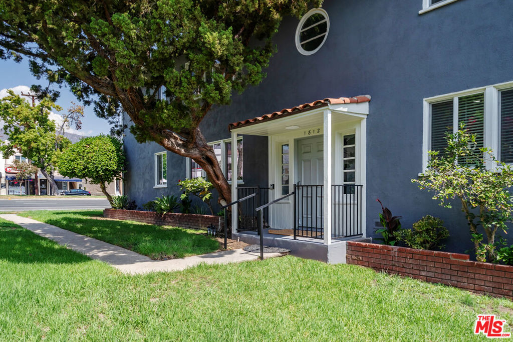 1812 W Glenoaks Boulevard D Property Photo 1