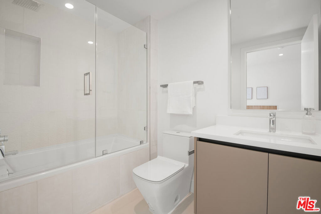 8326 Blackburn Avenue 203 Property Photo 17