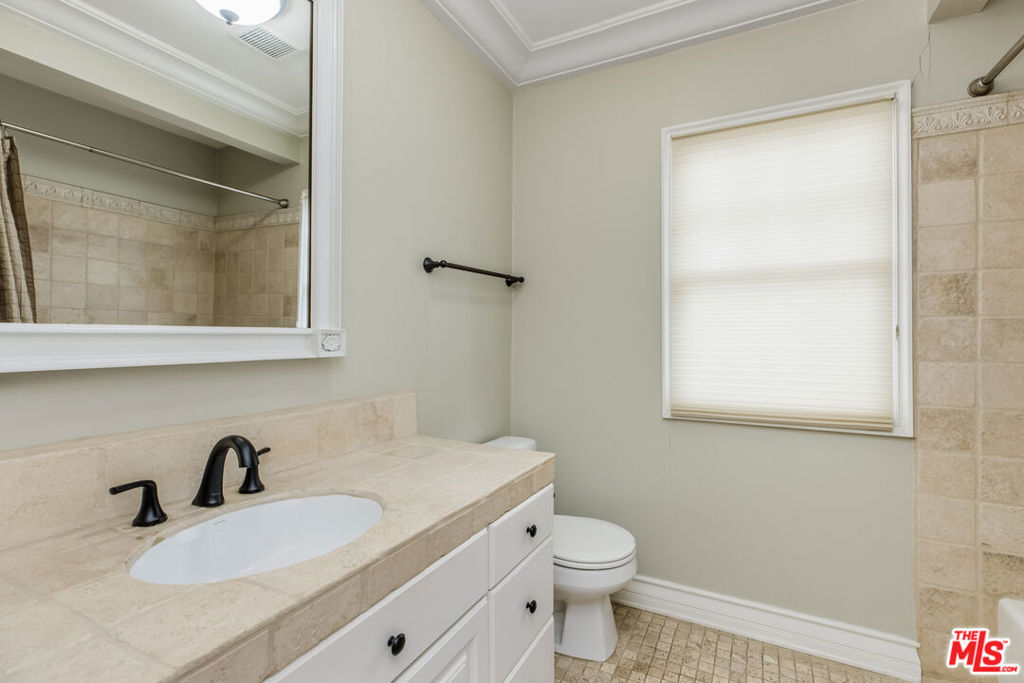 2932 S Beverly Drive Property Photo 19