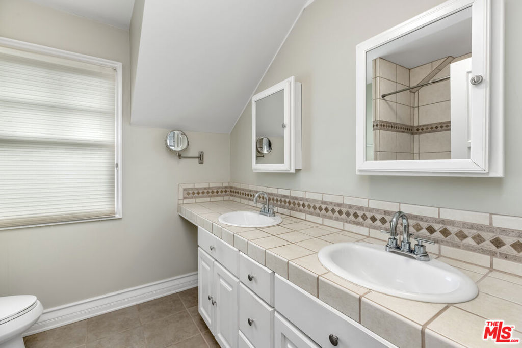2932 S Beverly Drive Property Photo 25