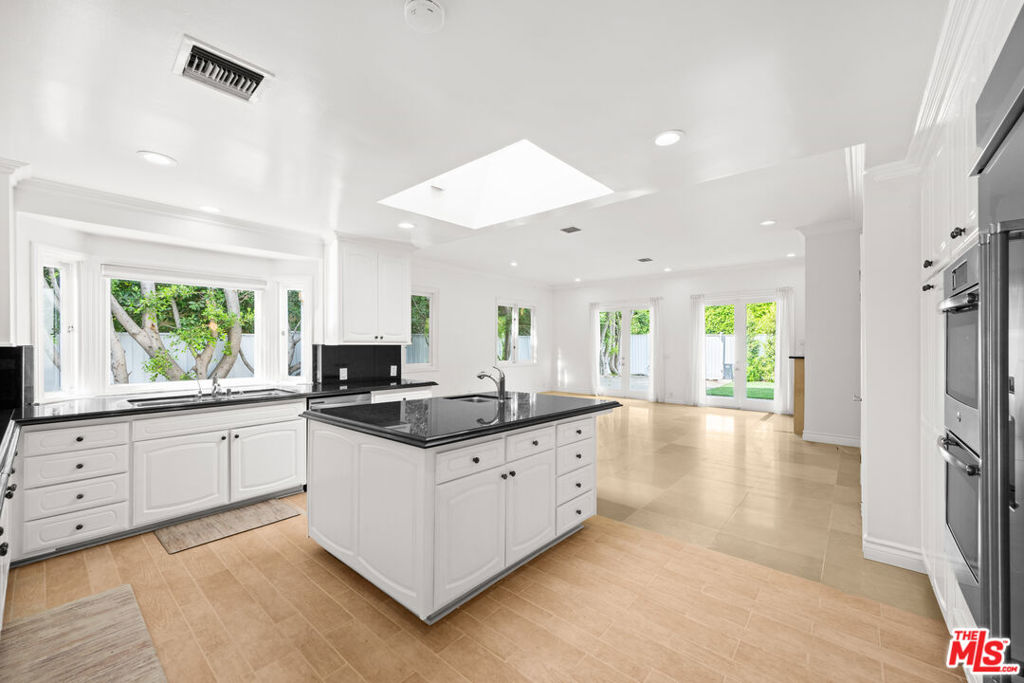 225 S Palm Drive Property Photo 1