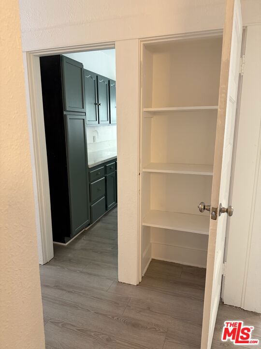 1406 S St Andrews Place Property Photo 5