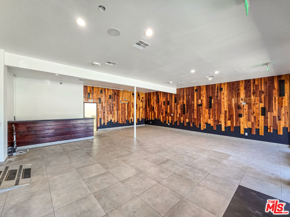 7028 Foothill Boulevard B Property Photo 3
