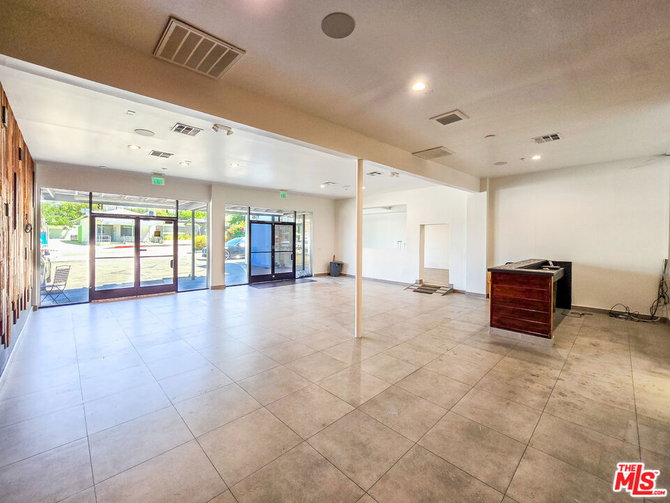 7028 Foothill Boulevard B Property Photo 6