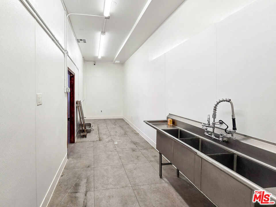 7028 Foothill Boulevard B Property Photo 9
