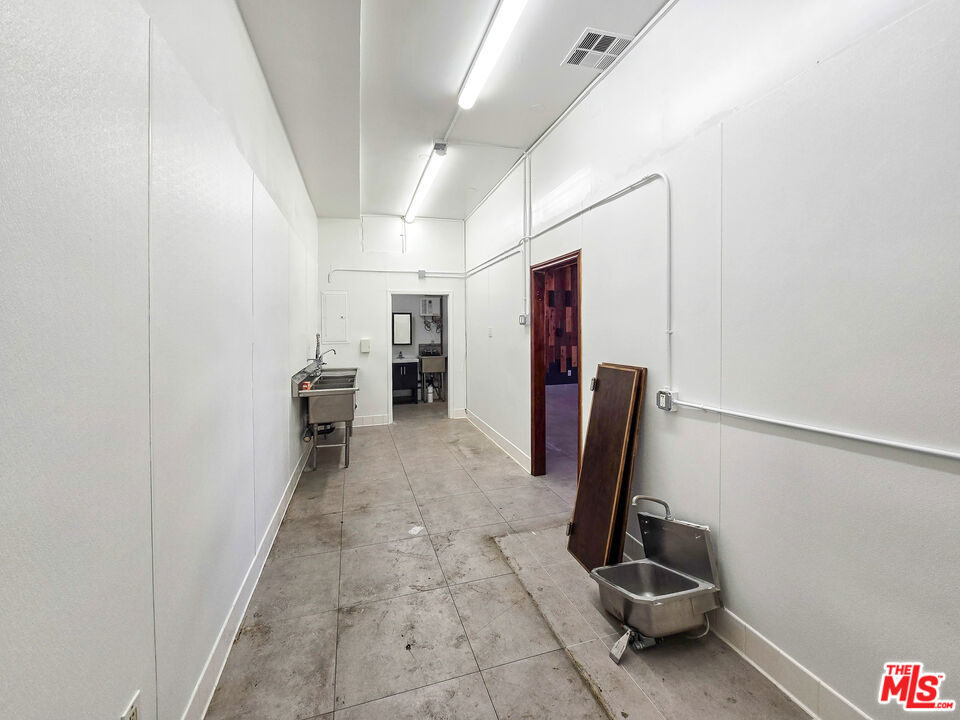 7028 Foothill Boulevard B Property Photo 10