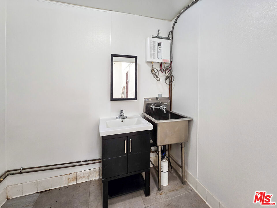 7028 Foothill Boulevard B Property Photo 11