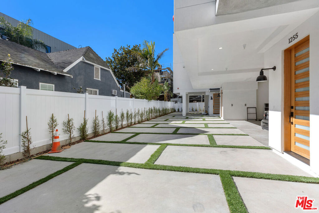 1255 N Gower Street Property Photo 13