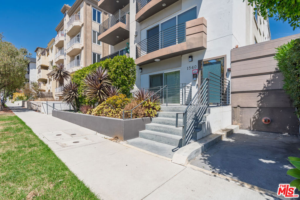 1540 Amherst Avenue Ph2 Property Photo 30