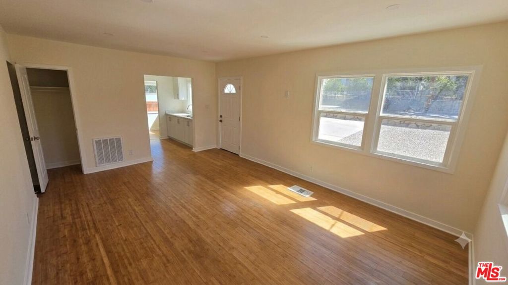 10323 Samoa Avenue Property Photo 6