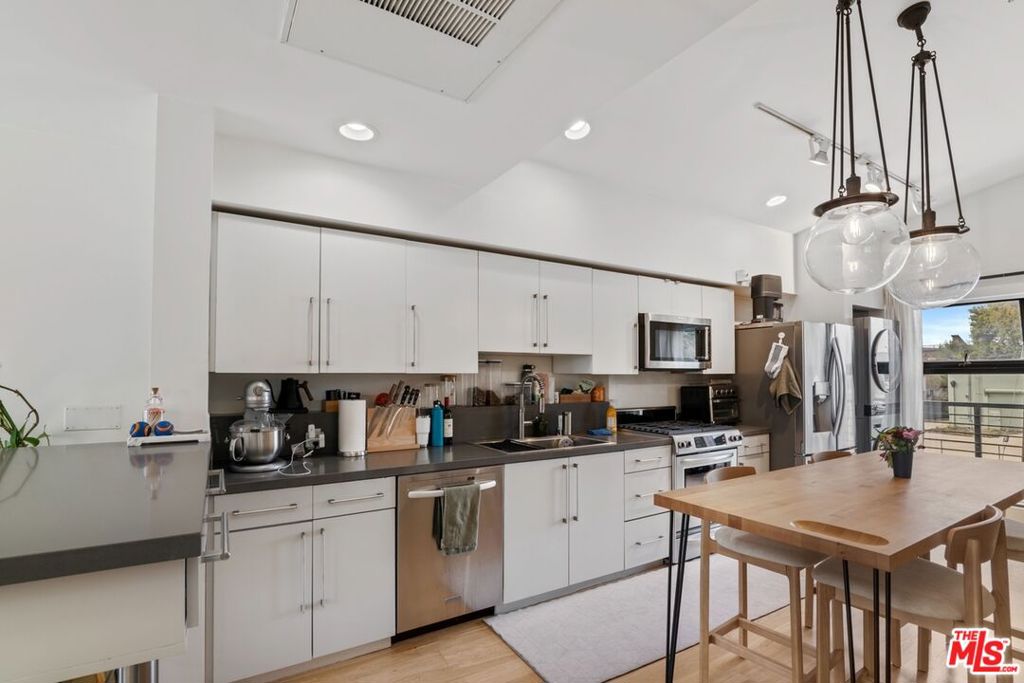 700 Main Street 17 Property Photo 6