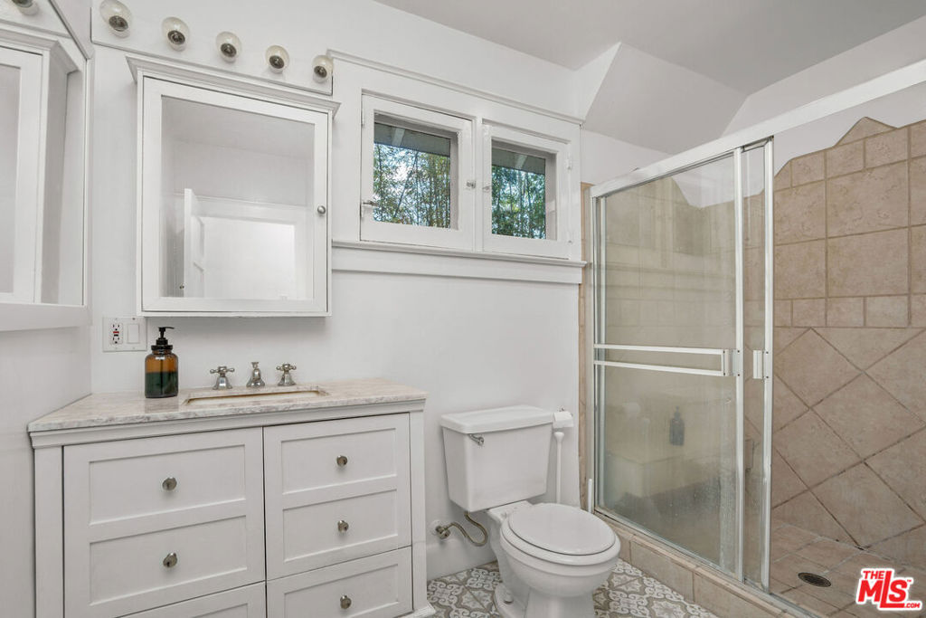 615 E Howard Street Property Photo 10