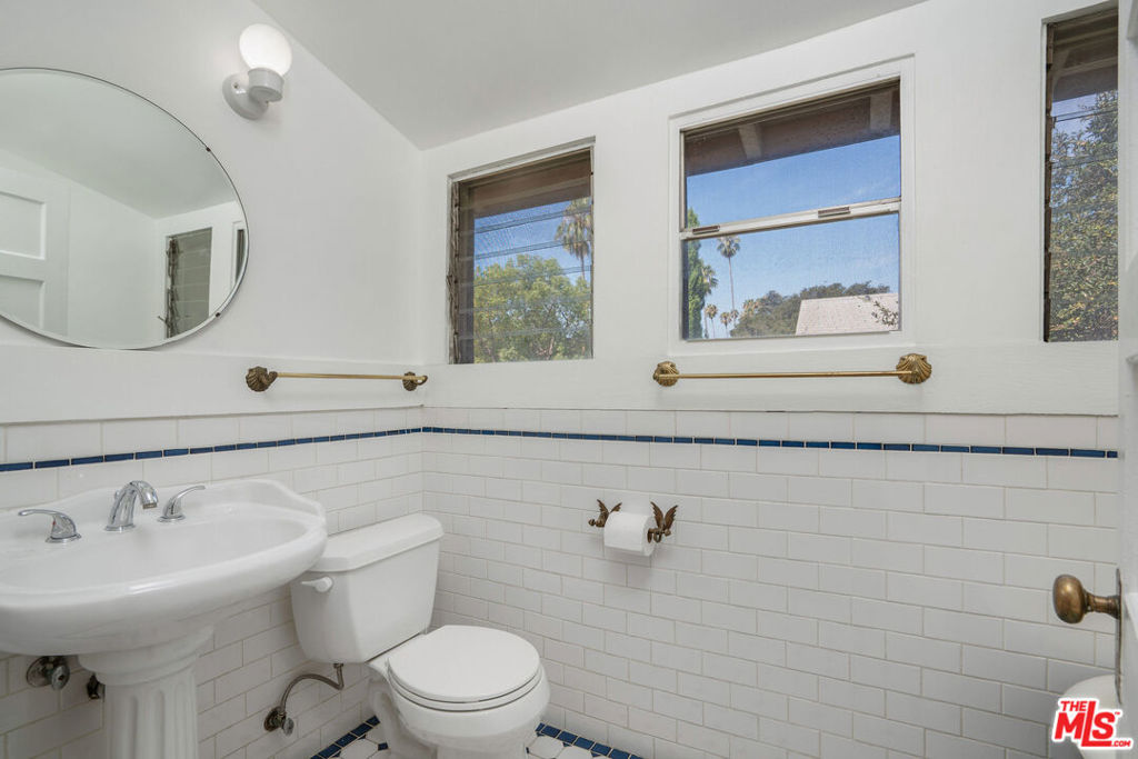 615 E Howard Street Property Photo 14