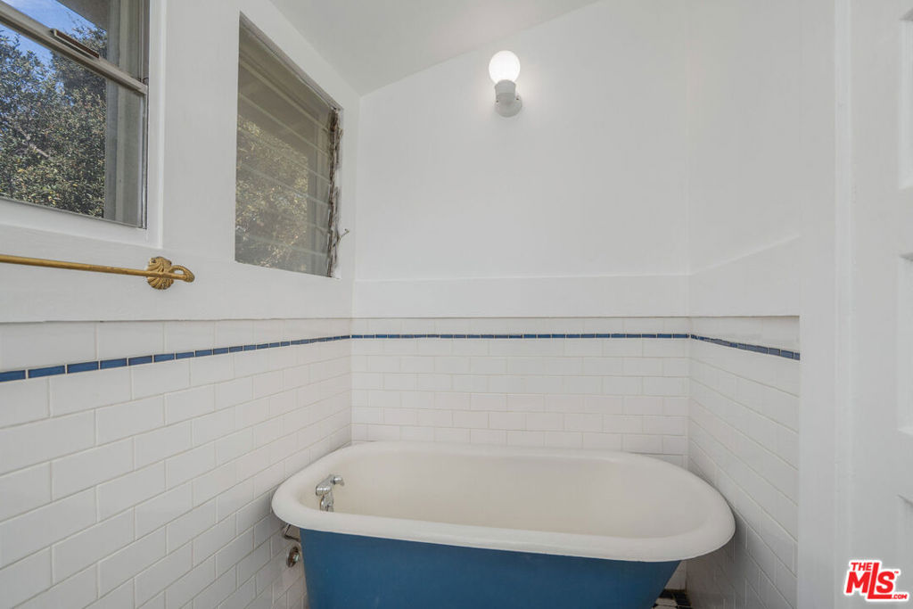 615 E Howard Street Property Photo 15
