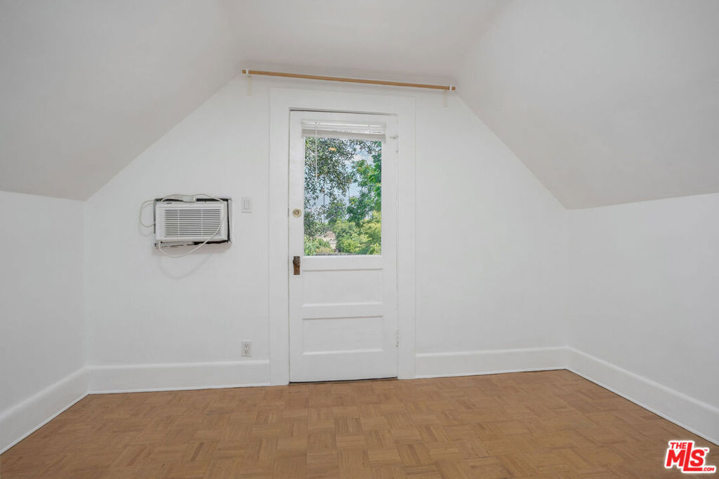 615 E Howard Street Property Photo 16