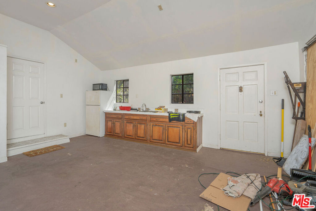 615 E Howard Street Property Photo 18