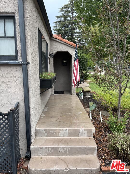 1431 N Hill Avenue Property Photo 2