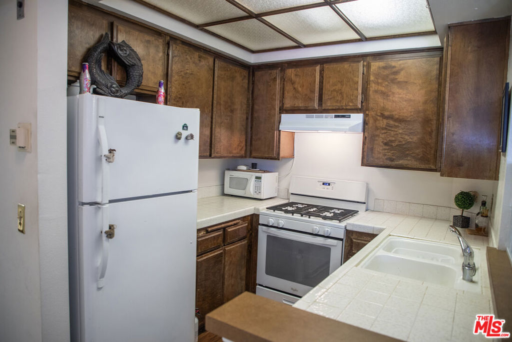 6323 Reseda Boulevard 44 Property Photo 8