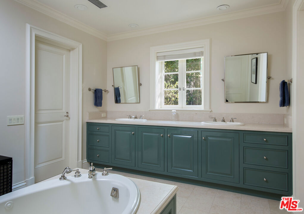 1140 E Mountain Drive Property Photo 31
